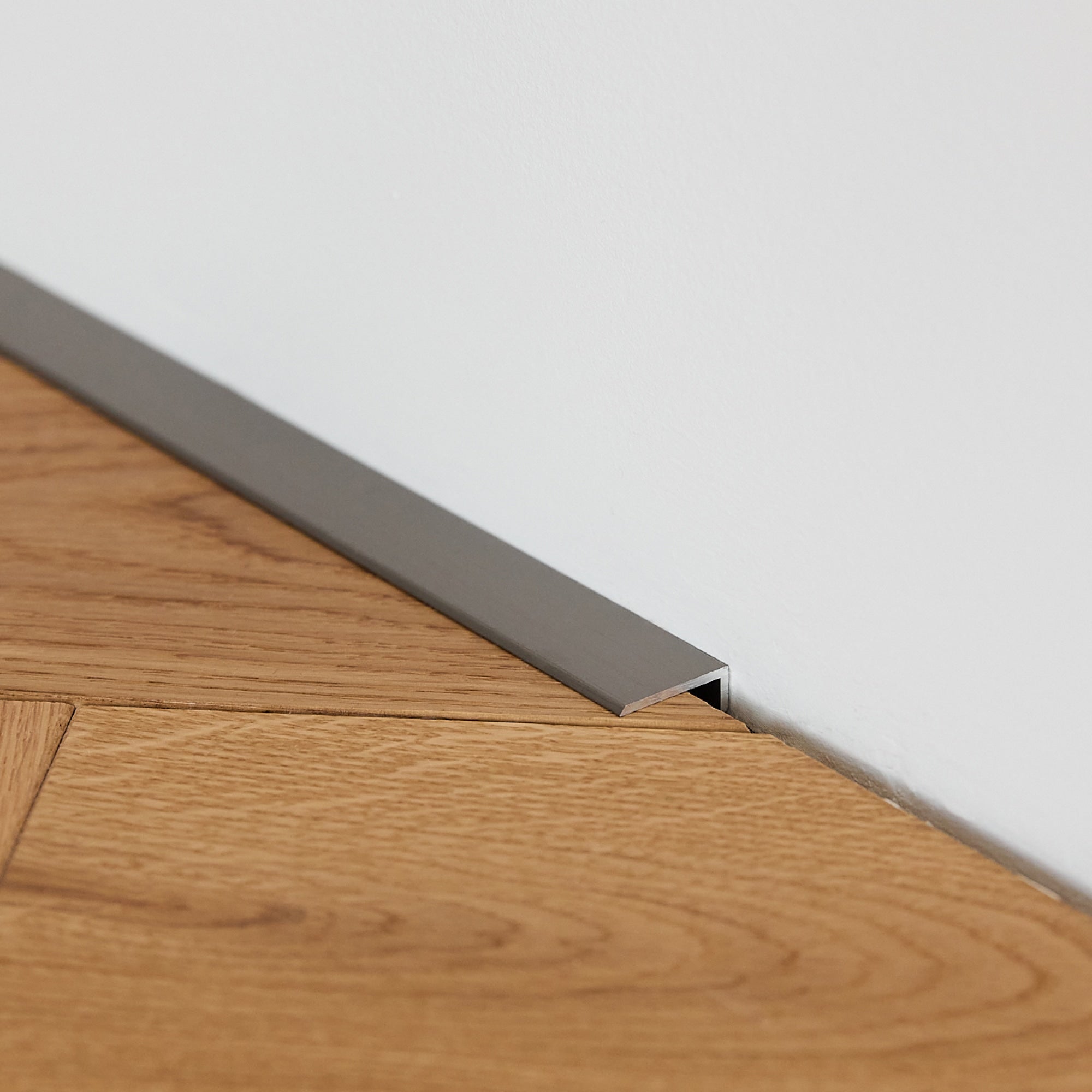 Aluminium Sockelleiste • Langlebig & feuchtigkeitsresistent • Flachform • Anodisiertes Champagner