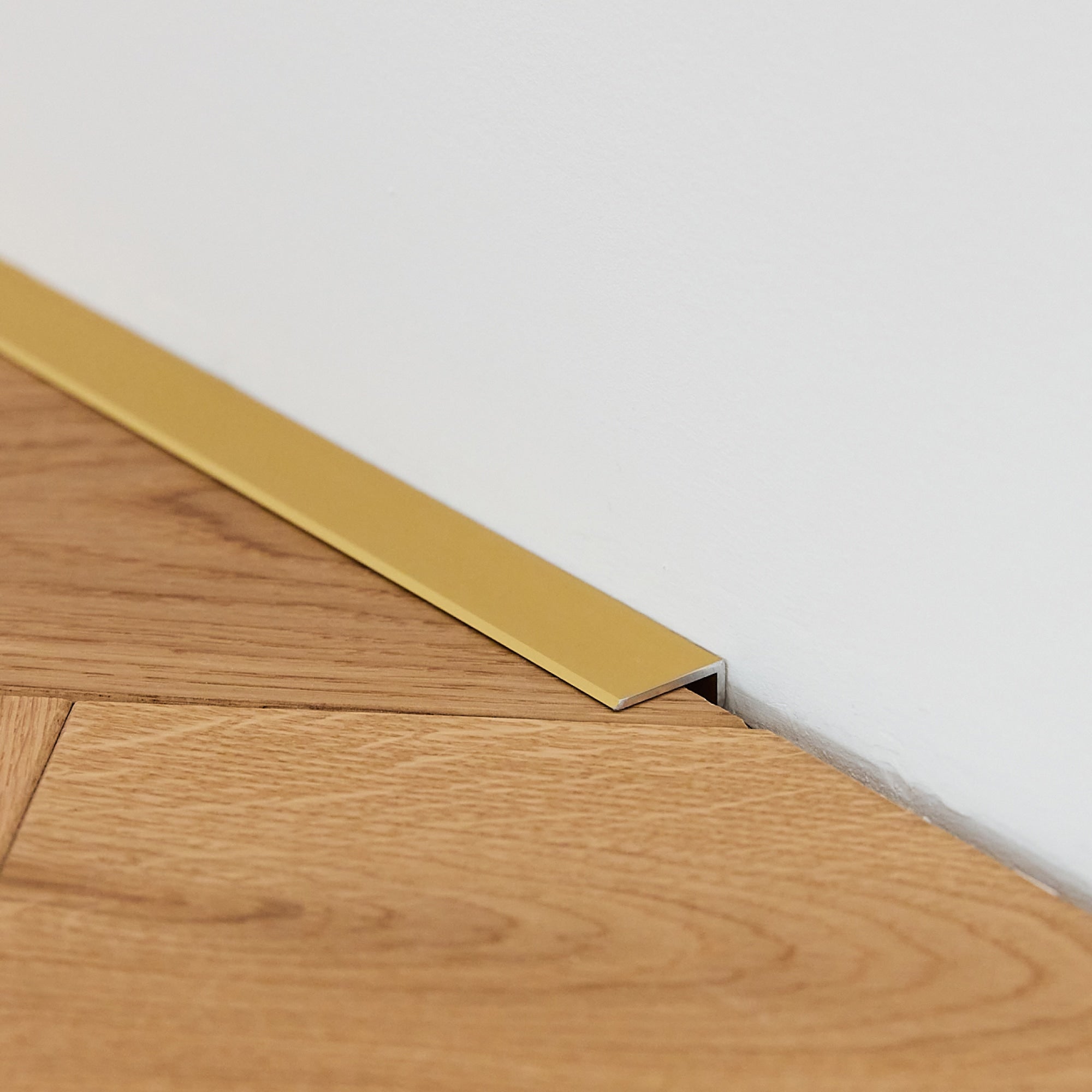 Aluminium Sockelleiste • Langlebig & feuchtigkeitsresistent • Flachform • Anodisiertes Gold