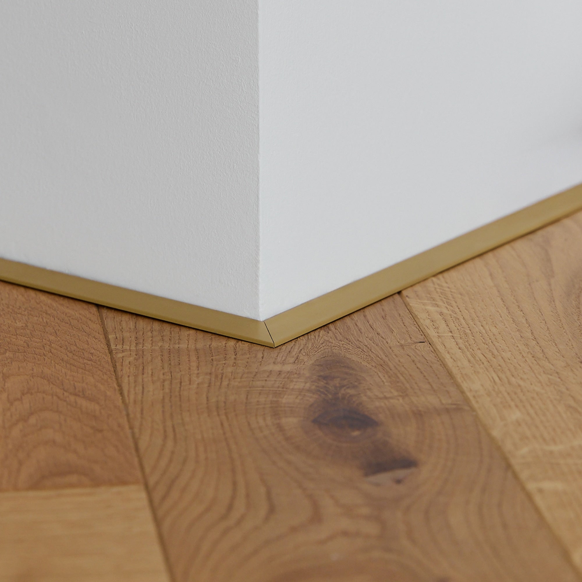 Aluminium Sockelleiste • Langlebig & feuchtigkeitsresistent • Flachform • Anodisiertes Gold