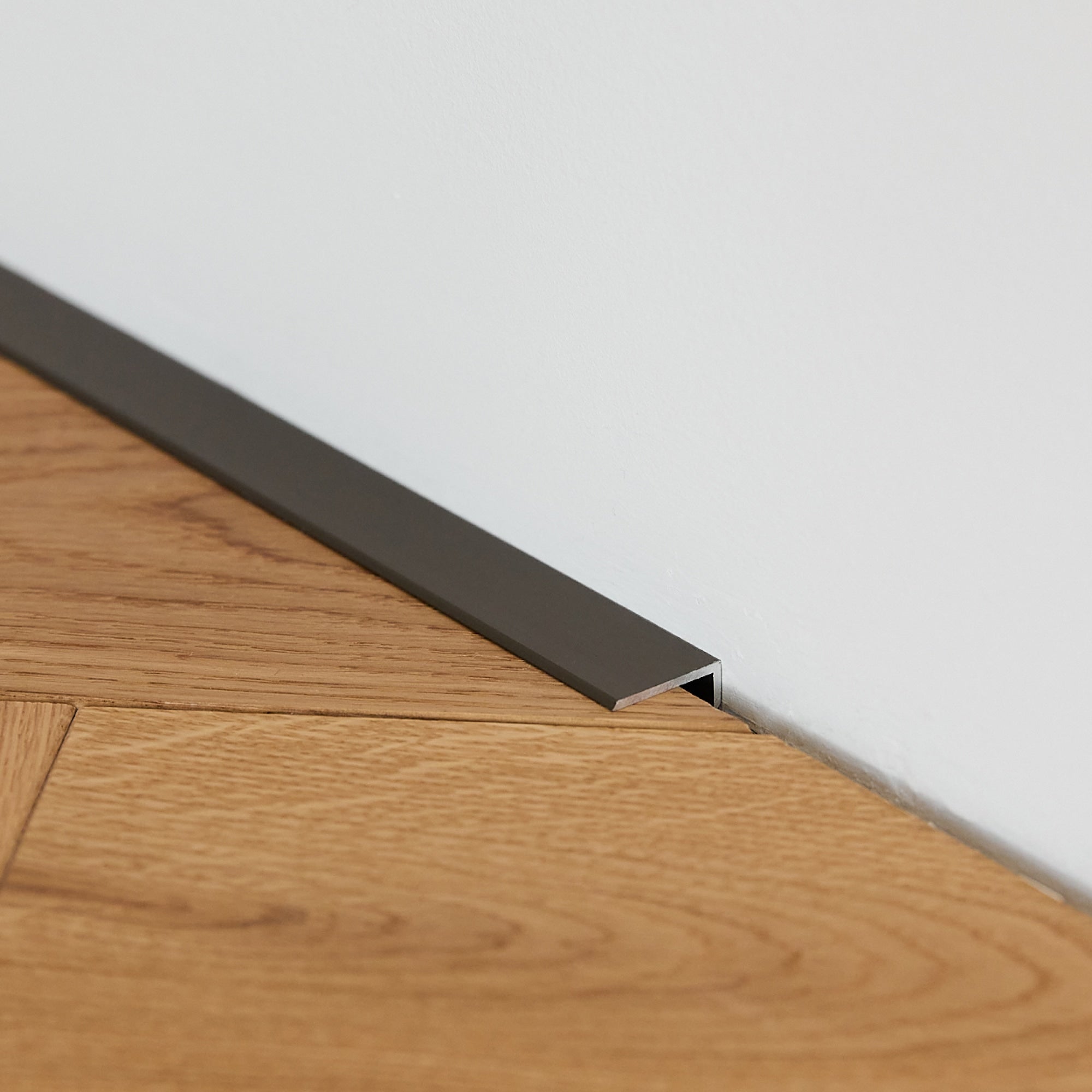 Aluminium Sockelleiste • Langlebig & feuchtigkeitsresistent • Flachform • Anodisiertes Graphit