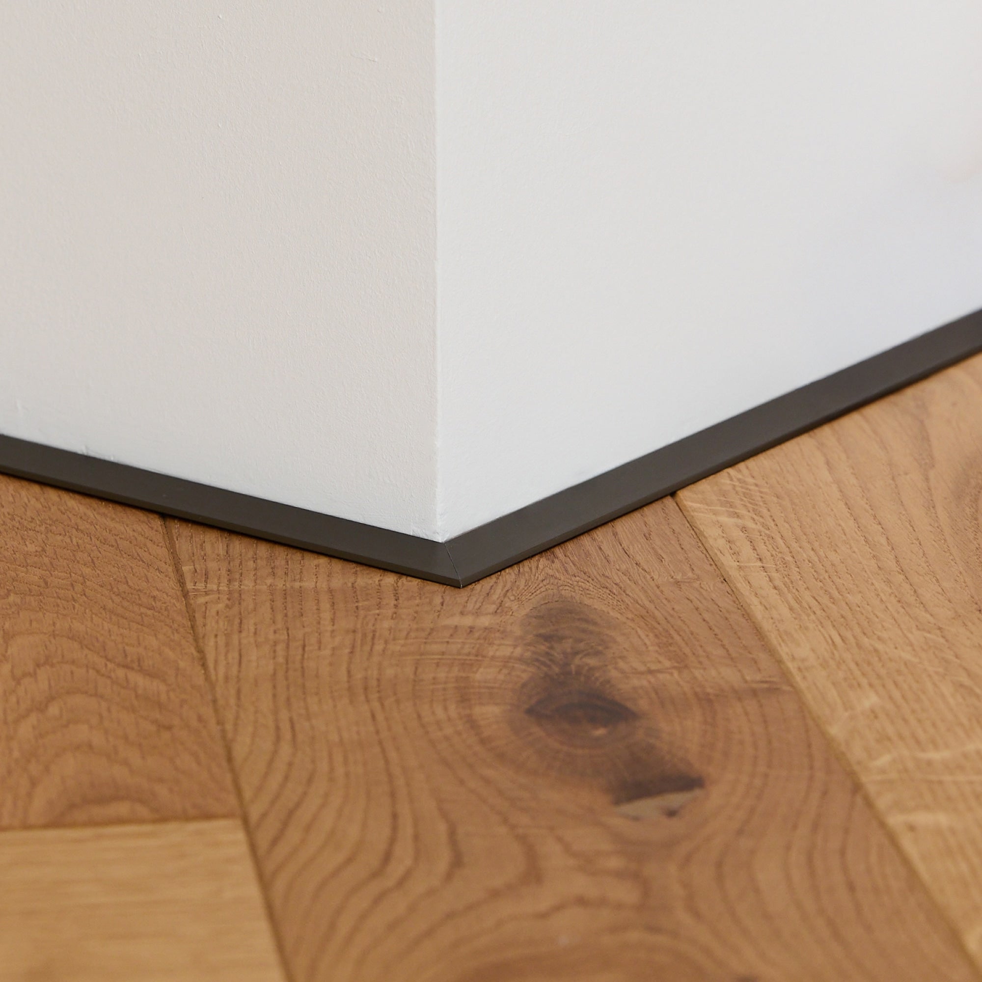 Aluminium Sockelleiste • Langlebig & feuchtigkeitsresistent • Flachform • Anodisiertes Graphit