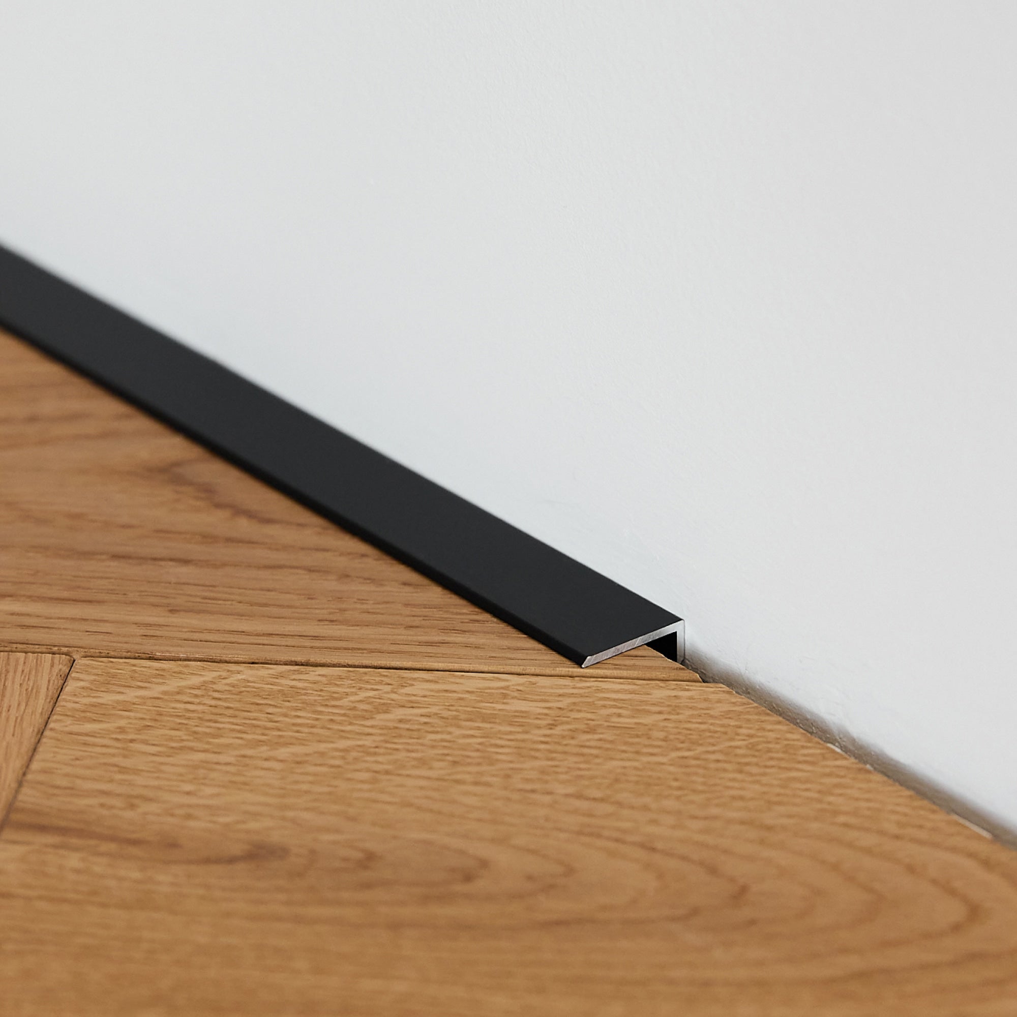 Aluminium Sockelleiste • Langlebig & feuchtigkeitsresistent • Flachform • Anodisiertes Schwarz