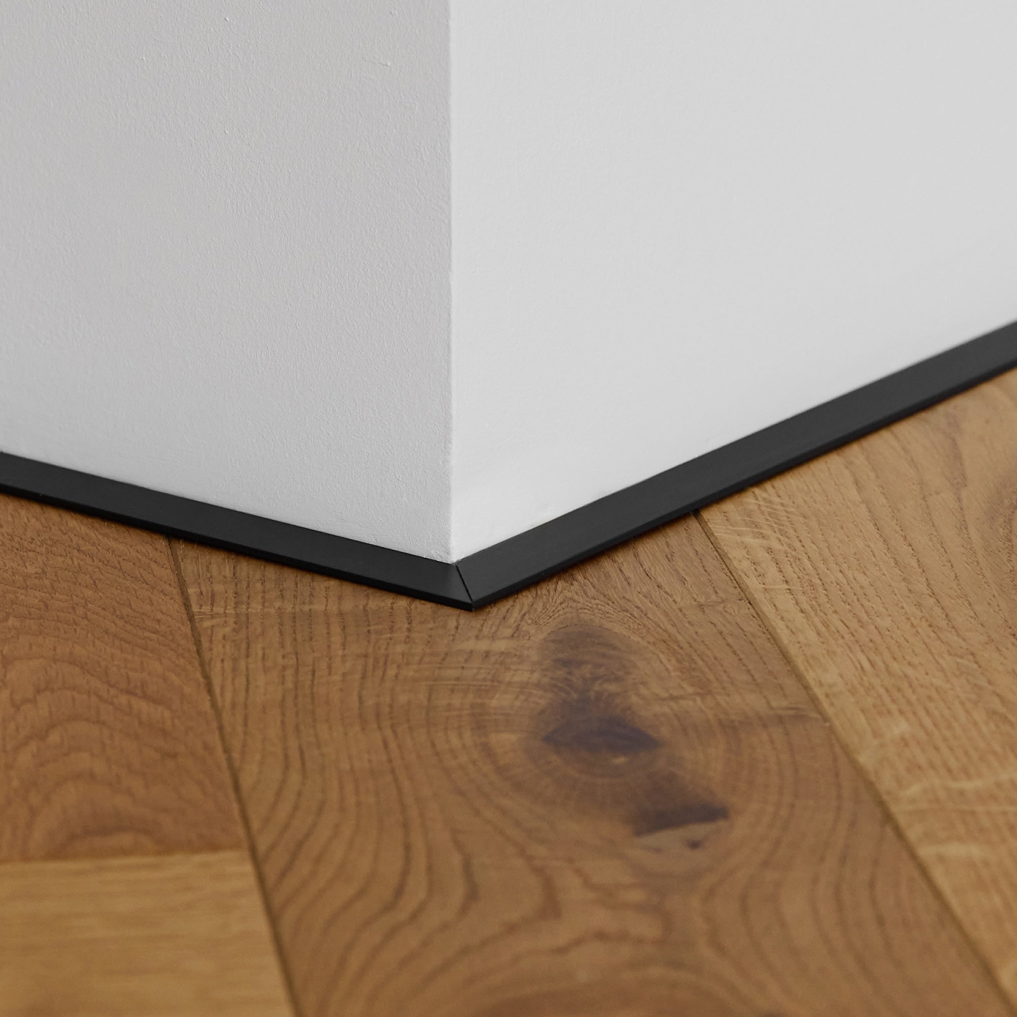 Aluminium Sockelleiste • Langlebig & feuchtigkeitsresistent • Flachform • Anodisiertes Schwarz