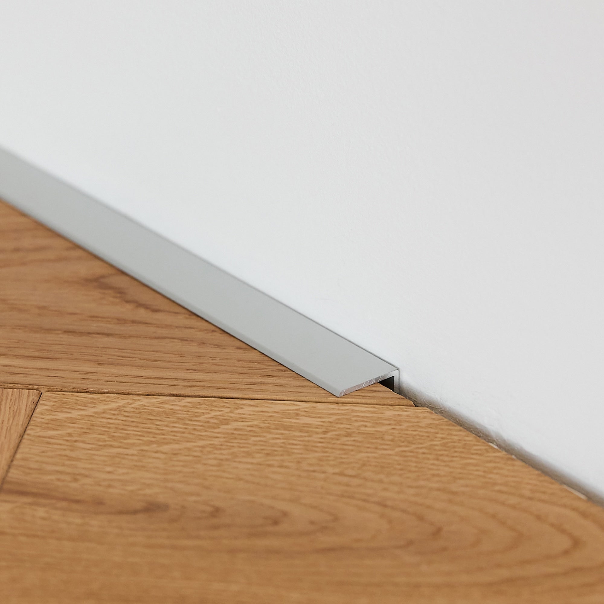 Aluminium Sockelleiste • Langlebig & feuchtigkeitsresistent • Flachform • Anodisiertes Silber