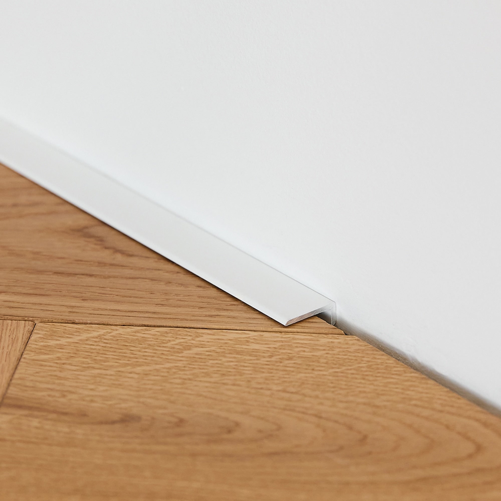 Aluminium Sockelleiste • Langlebig & feuchtigkeitsresistent • Flachform • Lackiertes Weiß