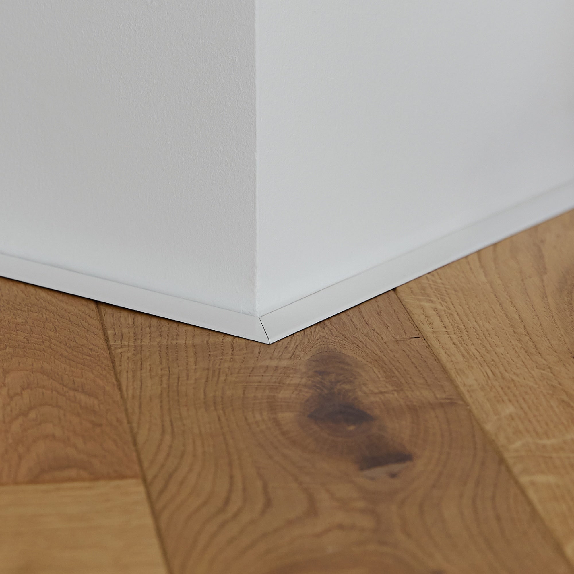 Aluminium Sockelleiste • Langlebig & feuchtigkeitsresistent • Flachform • Lackiertes Weiß