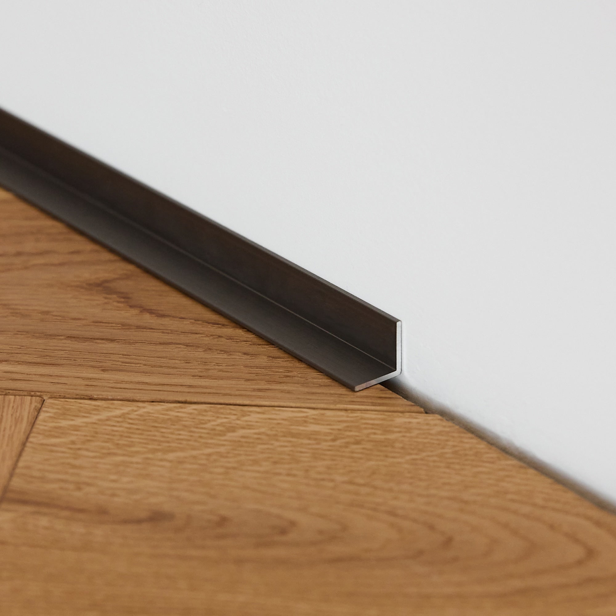 Aluminium Sockelleiste • Langlebig & feuchtigkeitsresistent • Winkelform • Anodisiertes Champagner