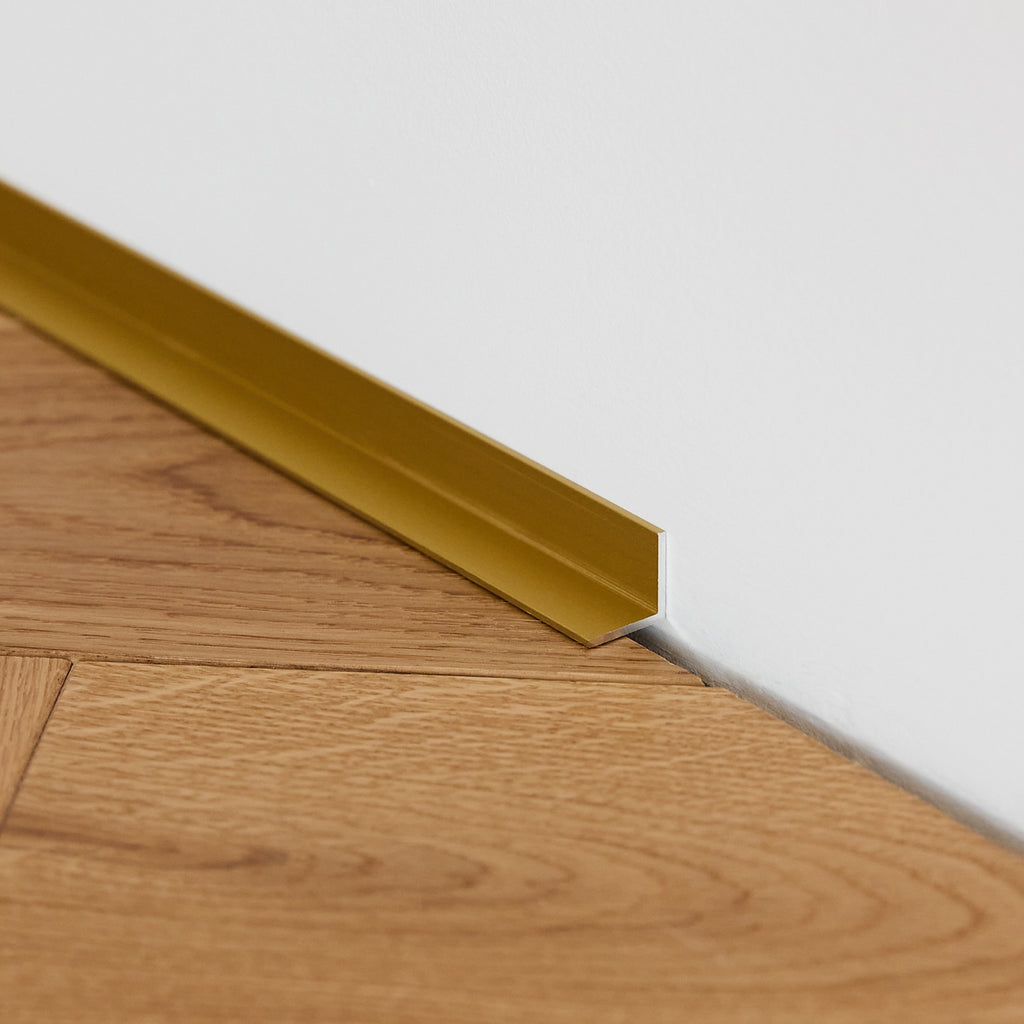 Aluminium Sockelleiste • Langlebig & feuchtigkeitsresistent • Winkelform • Anodisiertes Gold