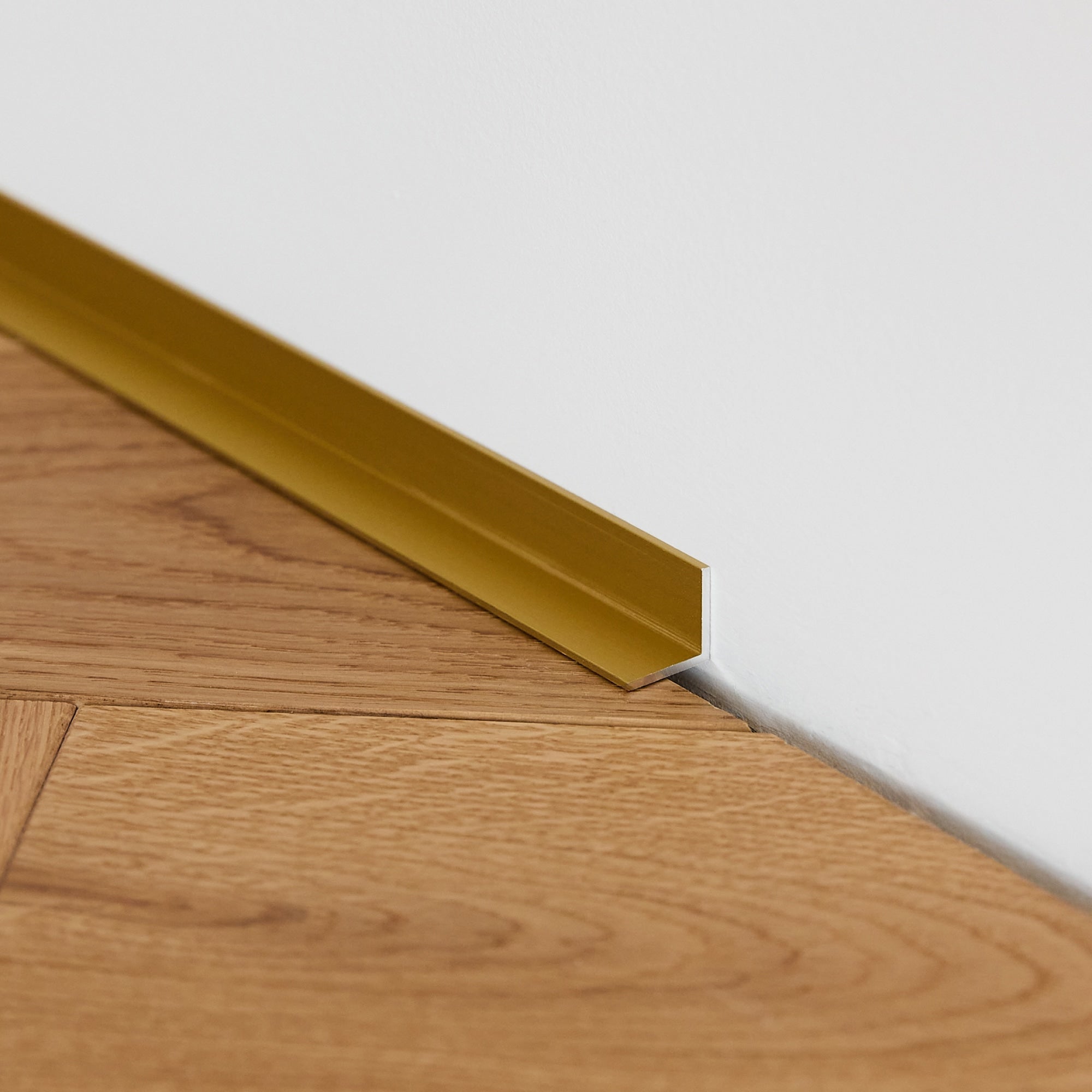 Aluminium Sockelleiste • Langlebig & feuchtigkeitsresistent • Winkelform • Anodisiertes Gold