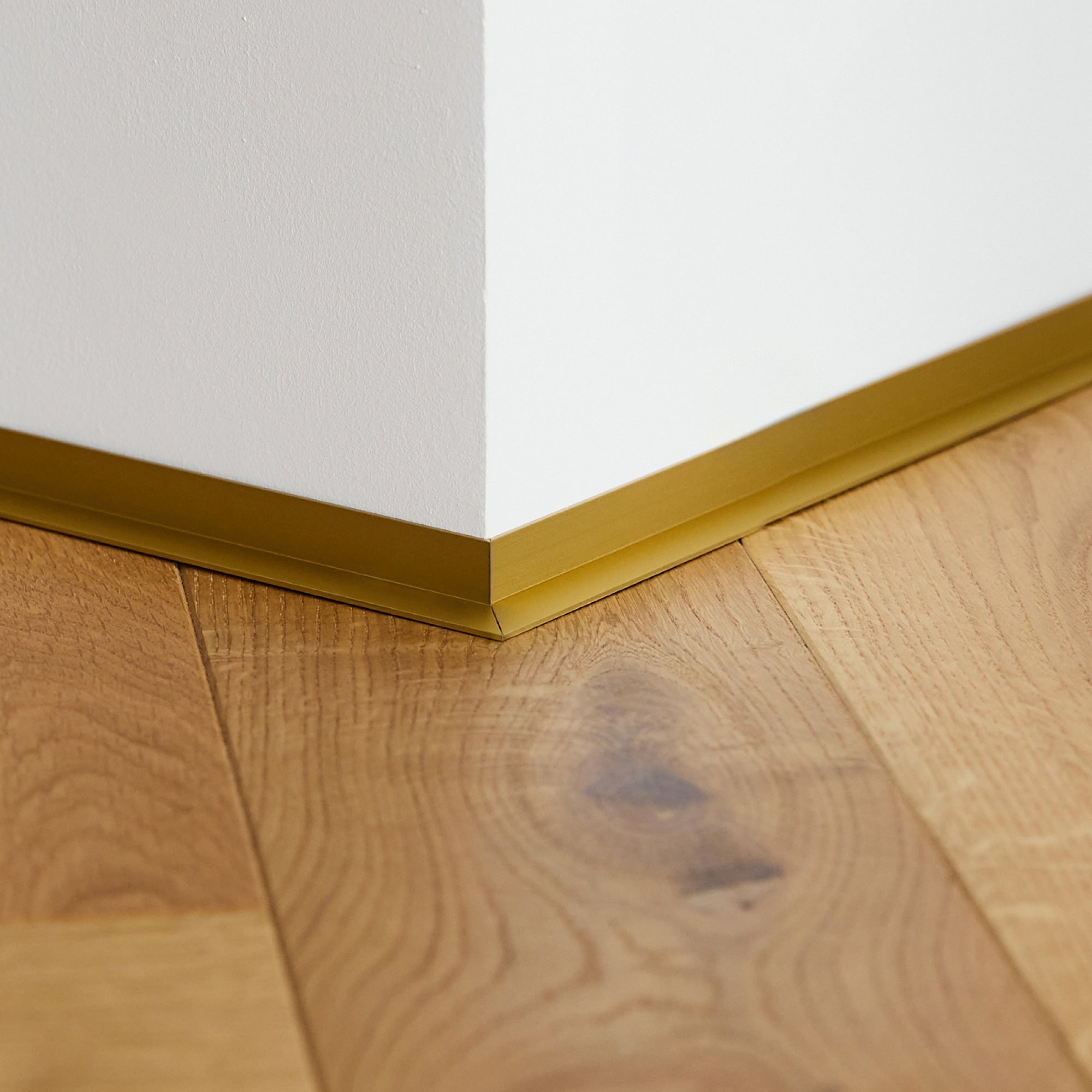 Aluminium Sockelleiste • Langlebig & feuchtigkeitsresistent • Winkelform • Anodisiertes Gold