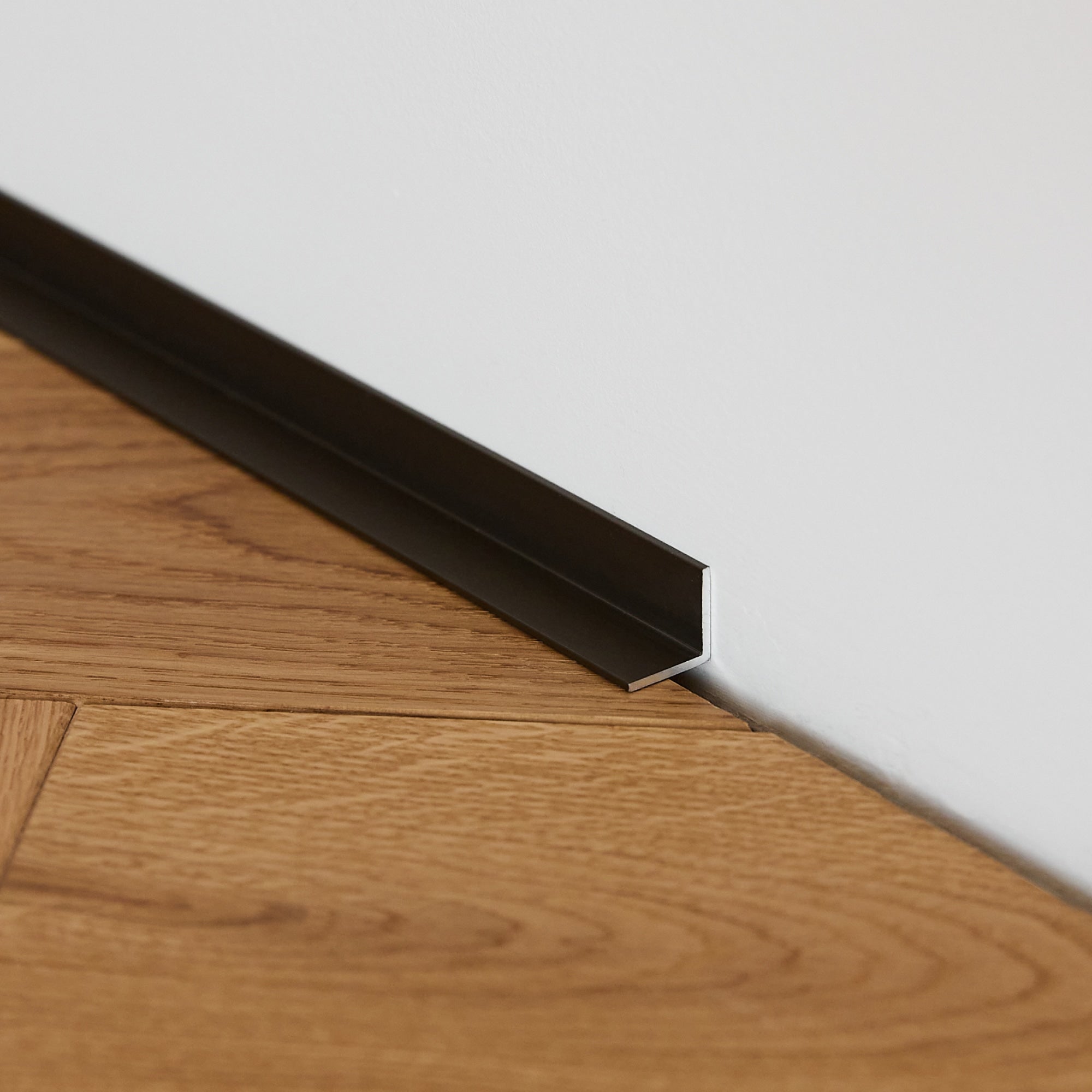 Aluminium Sockelleiste • Langlebig & feuchtigkeitsresistent • Winkelform • Anodisiertes Graphit
