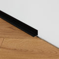Aluminium Sockelleiste • Langlebig & feuchtigkeitsresistent • Winkelform • Anodisiertes Schwarz