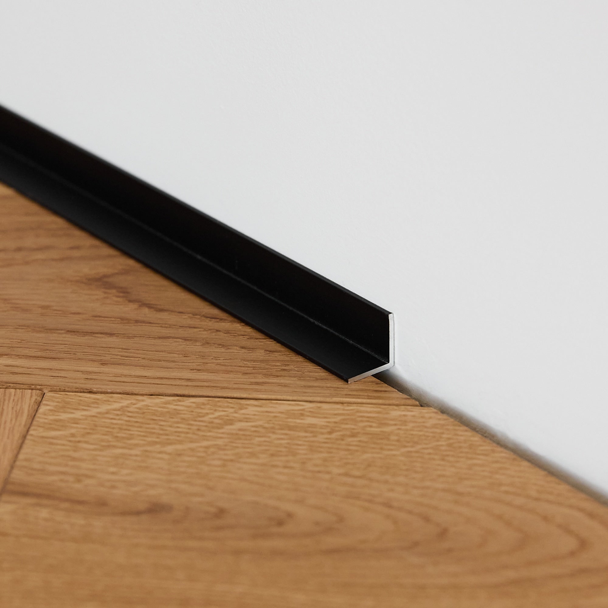 Aluminium Sockelleiste • Langlebig & feuchtigkeitsresistent • Winkelform • Anodisiertes Schwarz