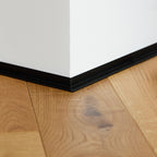 Aluminium Sockelleiste • Langlebig & feuchtigkeitsresistent • Winkelform • Anodisiertes Schwarz