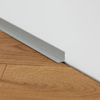 Aluminium Sockelleiste • Langlebig & feuchtigkeitsresistent • Winkelform • Anodisiertes Silber