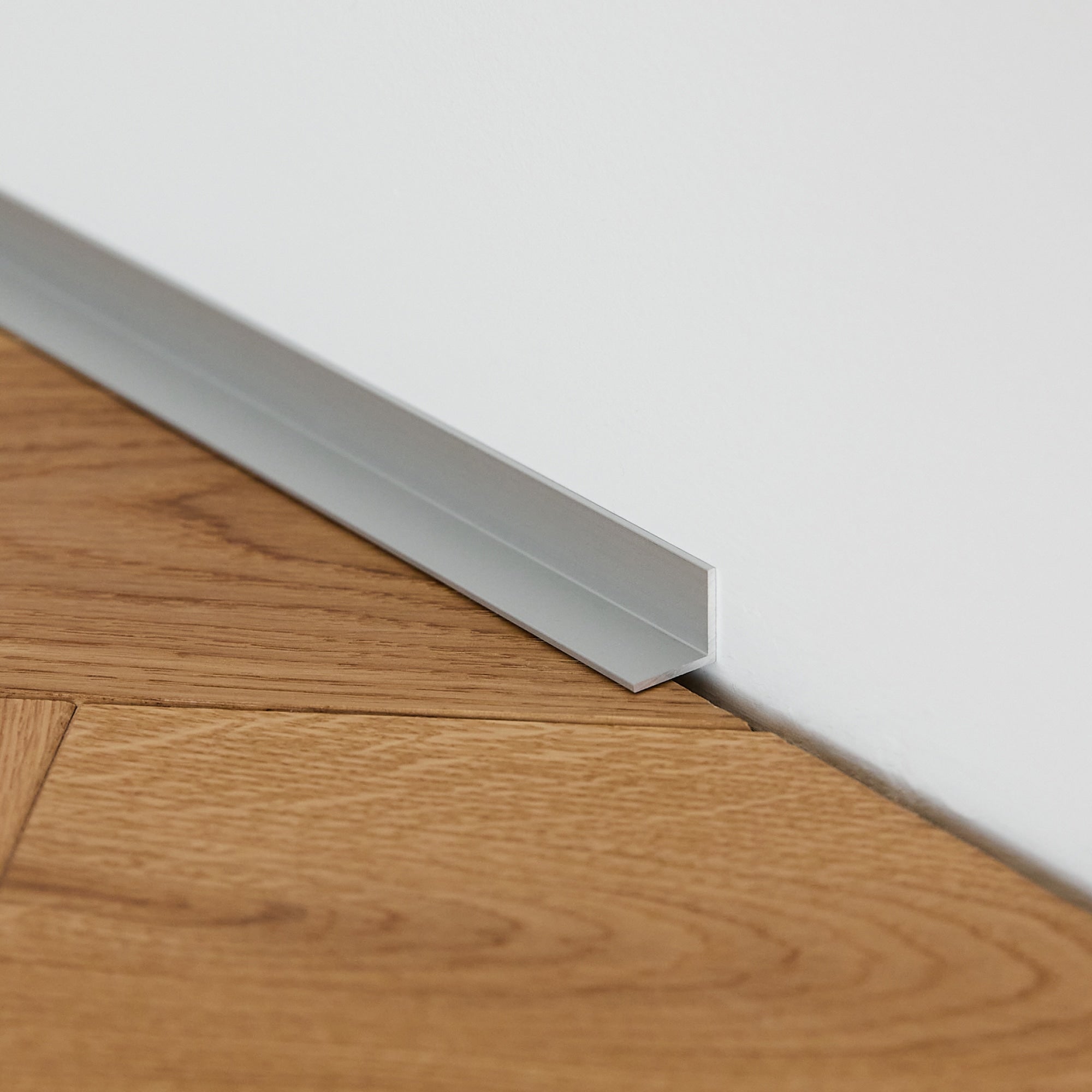 Aluminium Sockelleiste • Langlebig & feuchtigkeitsresistent • Winkelform • Anodisiertes Silber