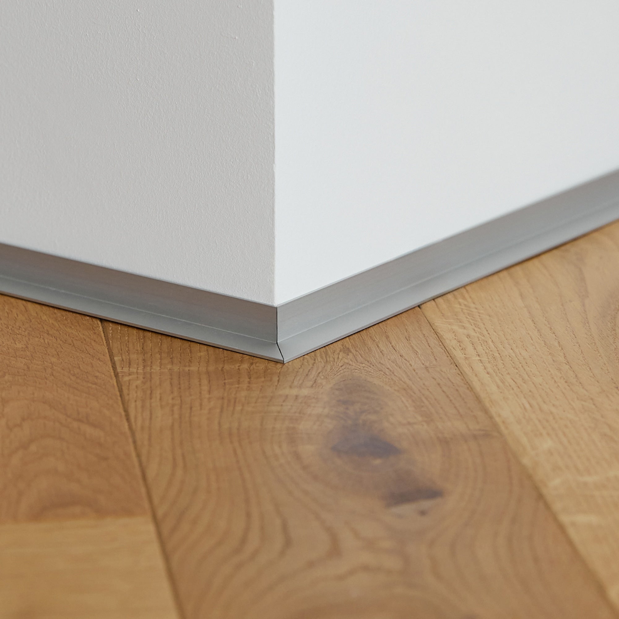 Aluminium Sockelleiste • Langlebig & feuchtigkeitsresistent • Winkelform • Anodisiertes Silber