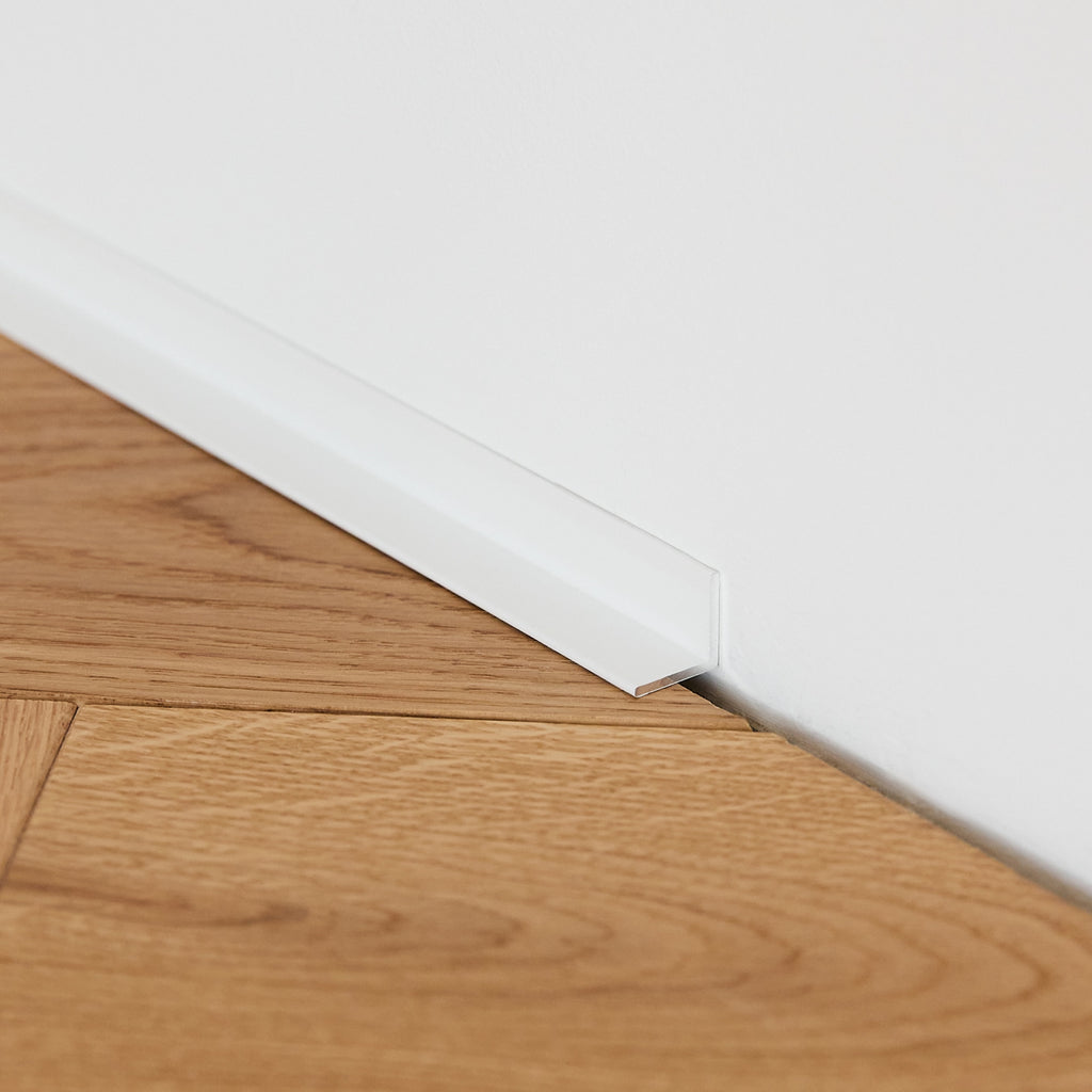 Aluminium Sockelleiste • Langlebig & feuchtigkeitsresistent • Winkelform • Lackiertes Weiß