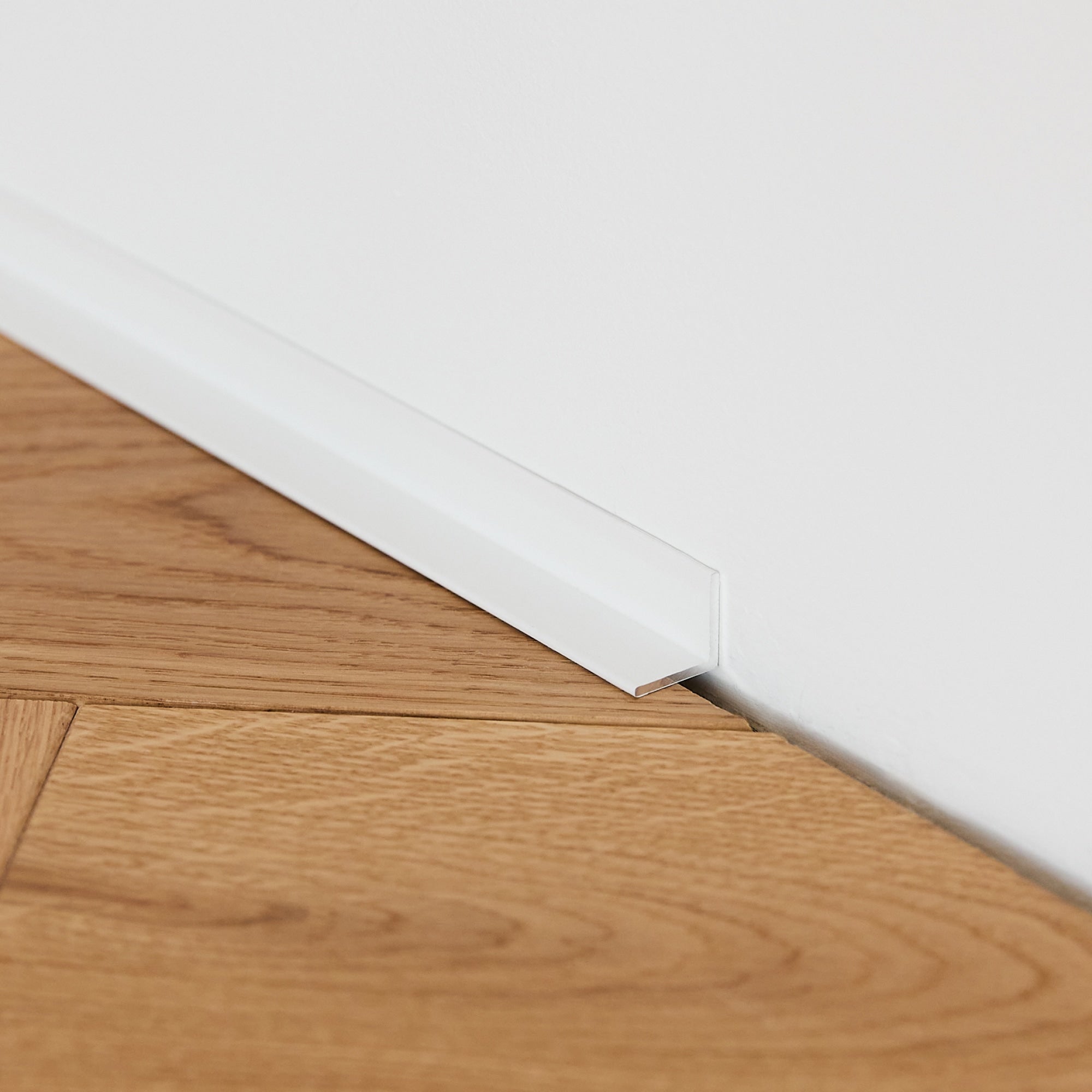 Aluminium Sockelleiste • Langlebig & feuchtigkeitsresistent • Winkelform • Lackiertes Weiß