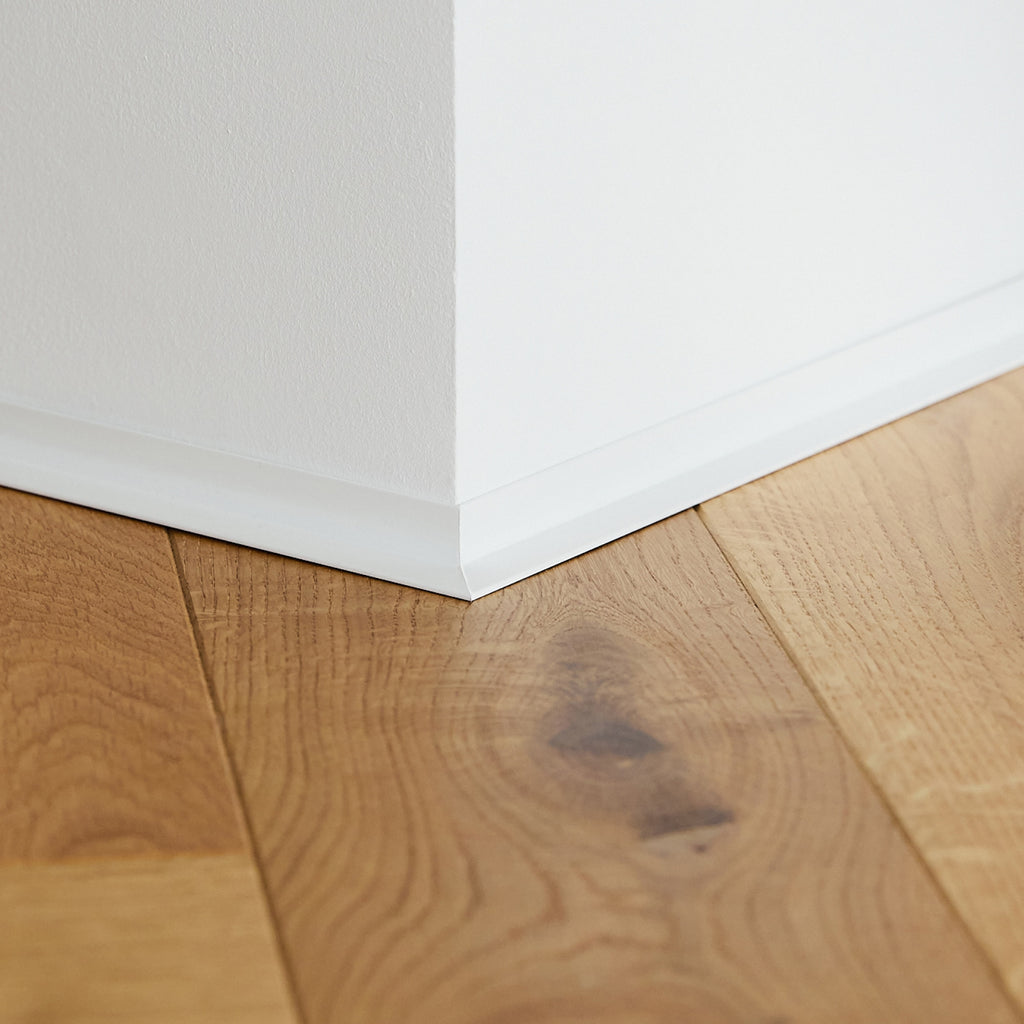 Aluminium Sockelleiste • Langlebig & feuchtigkeitsresistent • Winkelform • Lackiertes Weiß