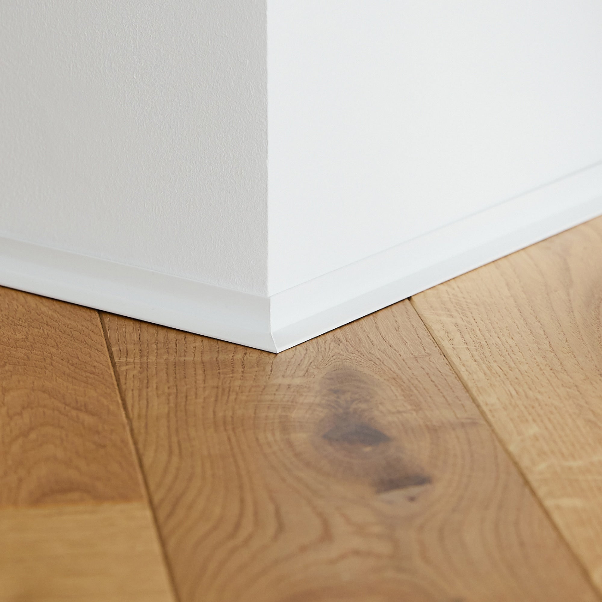 Aluminium Sockelleiste • Langlebig & feuchtigkeitsresistent • Winkelform • Lackiertes Weiß