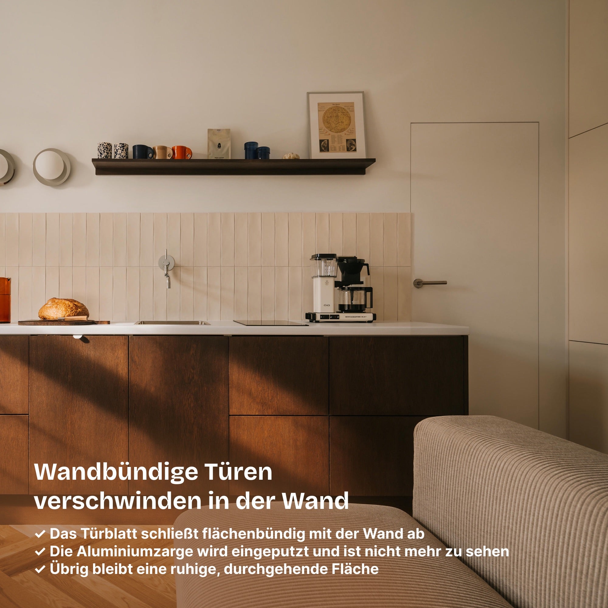 Wandbündige Tür • Budgetfreundlich • weiße Alu-Zarge • 2 Bänder