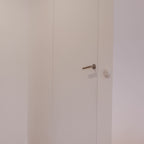 Wandbündige Tür • Budgetfreundlich • weiße Alu-Zarge • 2 Bänder